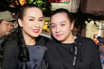 Con gái Phi Nhung cảm tạ vợ chồng Việt Hương, thay mẹ từ thiện
