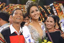 Bố đẻ HHHV: H'Hen Niê phải đi lau bàn ghế lấy tiền học tiếp