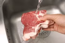 Có nên chần thịt bằng nước sôi trước khi chế biến?