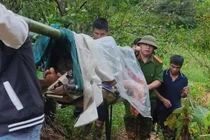 Hai nạn nhân được khiêng cáng đi bộ 15km vào viện cấp cứu