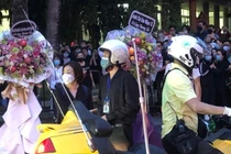 Hoài Linh lên xe dẫn đoàn tang ra sân bay tiễn biệt Chí Tài