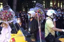 Hoài Linh lên xe dẫn đoàn tang ra sân bay tiễn biệt Chí Tài