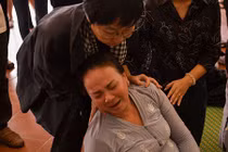 Mẹ diễn viên Thiên Lộc ngất xỉu trong lễ tang con trai