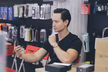 Kim Lý "đập hộp" iPhone 11 tặng Hồ Ngọc Hà sau ồn ào 