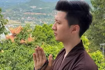 Rò rỉ ảnh diễn viên Trọng Hưng lên chùa sau ồn ào ngoại tình