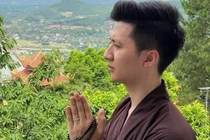 Rò rỉ ảnh diễn viên Trọng Hưng lên chùa sau ồn ào ngoại tình