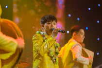 Hồ Văn Cường liên tục được khán giả tặng tiền, vàng