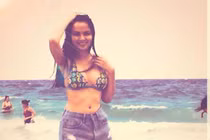 Diễm Hương khoe eo thon đáp trả tin đồn mang bầu