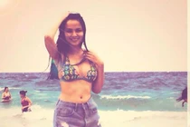 Diễm Hương khoe eo thon đáp trả tin đồn mang bầu