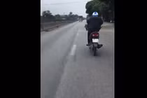 Hoảng hốt cảnh thanh niên lái xe bằng chân, tay dùng điện thoại