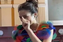 Đỗ Thị Hà bị mèo cào trên sàn diễn, mặt sượng sùng