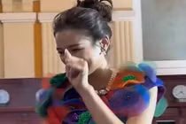 Đỗ Thị Hà bị mèo cào trên sàn diễn, mặt sượng sùng