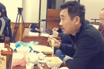 “Ngọc hoàng” Quốc Khánh ăn mì tôm chờ tập Táo quân 2015