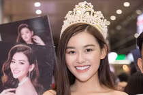 Á hậu Tường San rạng rỡ về nước, nhí nhảnh tạo dáng cùng fan