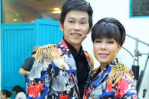 Việt Hương - Hoài Linh diện áo đôi sành điệu gây bất ngờ