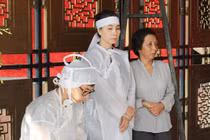 Vợ con nghệ sĩ Thanh Hoàng thất thần trong lễ tang