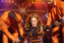 Jennifer Lopez gặp sự cố ngượng chín mặt vì diễn sung