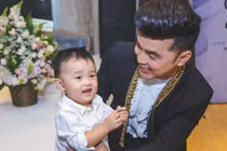 Bất ngờ hình ảnh Ưng Hoàng Phúc vừa đi hát vừa chăm con