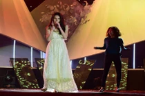 Thủy Tiên mặc váy ngủ tập luyện trước đêm chung khảo HH