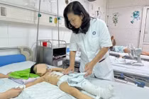 Cứu sống bé gái 3 tuổi bị xe công nông cán qua người