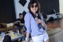 Lưu Bích trẻ trung tập nhạc cùng anh trai Tuấn Ngọc