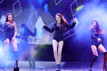 Bảo Anh, Dương Triệu Vũ quậy tưng cùng công nhân Hưng Yên