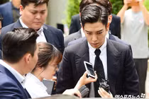 Điểm mặt các ngôi sao ra hầu tòa vẫn ăn mặc chất lừ