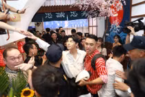 Noo Phước Thịnh toát mồ hôi vì bị fan vây kín tại Hà Nội