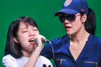 Ca sĩ Thu Phương nhiệt tình tập hát cho trò The Voice