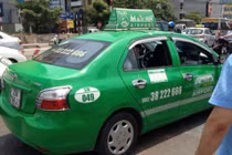 Taxi Mai Linh đâm CSGT, dân ném đá mới chịu dừng