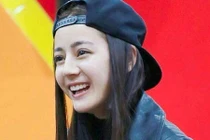 Địch Lệ Nhiệt Ba bị chụp lén vẫn “ăn hình” đến khó tin