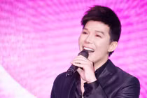 Nathan Lee gặp sự cố khi hát đám cưới, suýt ngất xỉu