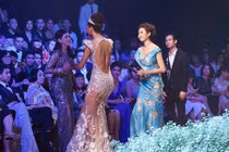 Mẹ chồng Hà Tăng mua váy 400 triệu tặng Hoa hậu Pháp