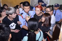 Fan vây kín Sơn Tùng MTP sau đêm nhạc ở HN