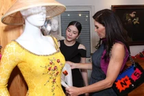 Lý Nhã Kỳ đặt may áo dài cho tỷ phú Mouna Ayoub