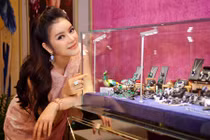 Lý Nhã Kỳ mang kim cương triển lãm mừng năm mới
