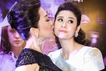 MC Kỳ Duyên hôn Trương Quỳnh Anh trên thảm đỏ 