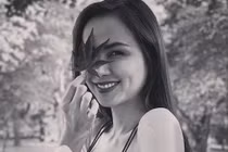 Diễm Hương khoe ảnh nắm tay “trai lạ” giữa tin ly hôn 