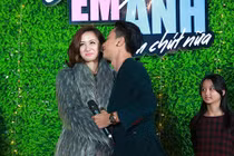 Jun Vũ - Đình Hiếu ngại ngùng diễn cảnh hôn trước khán giả