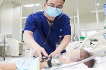 Bé 2 tháng tuổi nguy kịch vì thói quen gia đình bế đung đưa