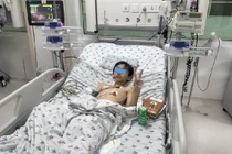 Bé trai bị 20 con bò giẫm đạp dập lách, rách phổi