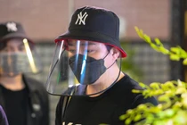 Trấn Thành, Hari Won đội mũ chống dịch đến viếng Mai Phương lúc khuya