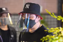 Trấn Thành, Hari Won đội mũ chống dịch đến viếng Mai Phương lúc khuya