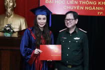 Clip Hồ Quỳnh Hương nhận bằng tốt nghiệp, trở thành giảng viên 