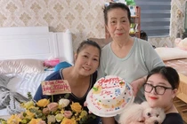 NSND Hồng Vân hạnh phúc bên mẹ và con gái