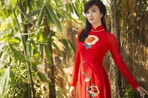 Kim Tuyến đẹp dịu dàng với áo dài mừng ngày 30/4