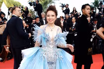 Lan Anh diện váy lộng lẫy tạo dáng cùng dàn sao quốc tế
