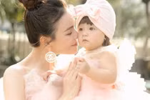 Trà Ngọc Hằng khóc chia sẻ cảnh mẹ đơn thân ở tiệc thôi nôi con gái