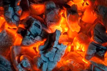 Đốt than củi sưởi ấm, 2 người suýt mất mạng