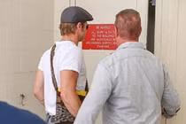 Brad Pitt bơ phờ nhờ luật sư giải quyết lùm xùm với Angelina Jolie